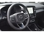 Volvo XC40 B4 Plus Black Edition | Panoramisch Schuif-/Kanteldak | 360 Graden Camera | Google Navigatie | Harman Kardon Premium Sound | Elektrische voorstoelen | Keyless | BLIS | Adaptieve Cruise Control | Pilot Assist | 20 inch Lichtmetalen Velgen | Elektrische Achterklep |