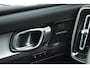 Volvo XC40 B4 Plus Black Edition | Panoramisch Schuif-/Kanteldak | 360 Graden Camera | Google Navigatie | Harman Kardon Premium Sound | Elektrische voorstoelen | Keyless | BLIS | Adaptieve Cruise Control | Pilot Assist | 20 inch Lichtmetalen Velgen | Elektrische Achterklep |