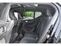 Volvo XC40 B4 Plus Black Edition | Panoramisch Schuif-/Kanteldak | 360 Graden Camera | Google Navigatie | Harman Kardon Premium Sound | Elektrische voorstoelen | Keyless | BLIS | Adaptieve Cruise Control | Pilot Assist | 20 inch Lichtmetalen Velgen | Elektrische Achterklep |