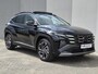 Hyundai Tucson 1.6 T-GDI PHEV Premium Sky / Fabrieksgarantie tot 09-2029 / Dealer onderhouden / All season banden / Glazen schuif- en kanteldak /  / Head Up Display / Rondomzicht camera / Stuur- Stoel & Achterbank verwarming / Elektrische achterklep / Stoelventilatie /