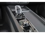Volvo XC60 T8 Recharge AWD Ultra Black Edition Exec - Luchtvering - Panorama/schuifdak - IntelliSafe Assist & Surround - 360º Camera - Bowers & Wilkins audio - Adaptieve LED koplampen - Verwarmde voorstoelen, stuur & achterbank - Parkeersensoren voor & achter - Elektr. bedienb. voorstoelen met geheugen - Head up display - Draadloze tel. lader - Extra getint glas - Inklapbare trekhaak - 22' LMV