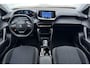 Peugeot e-2008 EV Active Pack 50 kWh | Lichtmetalen velgen | Parkeersensoren achter | SOH 92% | Camera | Navigatie