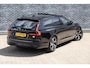 Volvo V90 2.0 T6 Plug-in Hybrid AWD Plus Dark | PHEV Long Range | 360 Graden Camera | Panoramadak | Head-up Display | Harman Kardon Audio | Trekhaak | Cruise Control Adaptief | BLIS | Sportstoelen