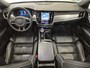 Volvo V90 2.0 T6 Plug-in hybrid AWD Plus Dark | Long Range | Adaptieve Cruise Control | Trekhaal | Panoramadak | Sportstoelen | Harman Kardon Audio | 360° Surround View Parkeercamera | Stoel-/Stuurverwarming |
