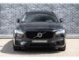 Volvo V90 2.0 T6 Plug-in Hybrid AWD Plus Dark | PHEV Long Range | 360 Graden Camera | Panoramadak | Head-up Display | Harman Kardon Audio | Trekhaak | Cruise Control Adaptief | BLIS | Sportstoelen
