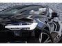 Volvo V90 2.0 T6 Plug-in Hybrid AWD Plus Dark | PHEV Long Range | 360 Graden Camera | Panoramadak | Head-up Display | Harman Kardon Audio | Trekhaak | Cruise Control Adaptief | BLIS | Sportstoelen