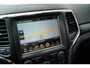 Jeep Grand Cherokee 3.0 V6 251 pk CRD Summit Grijs-Kenteken / Lucht-Vering/ Pano-Dak/ Harman&Kardon/ Stoel+Stuur-Verw./Stoel-Ventilatie/ Bi-Xenon/ Keyless/ Navigatie/ Camera/ Trekhaak/ 20'' LMV