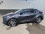 Toyota C-HR / C-HR+ 1.8 Hybrid 140 First Edition Trekhaak, 360° camera, dodehoek detectie, Apple CarPlay/Android Auto, keyless, parkeersensoren, NL-auto!