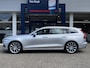 Volvo V60 2.0 T6 Twin Engine AWD Momentum Pro / Luxury Line / Styling Pack / NL-auto / 1e eigenaar / Volledig dealer onderhouden / BTW verrekenbaar / HV-Accu verv. bij 97.000 km / Vol-Lederen comfortstoelen / Open-Panoramadak / Adaptive Cruise + Pilot Assist / LED-Verlichting / Apple-Carplay&Android-Auto / DAB / Navi / Camera / Stoelverwarming / ELKTR-Kofferklep / ELKTR-Trekhaak / PDC / LMV 19'' / All-Season / ENZ.