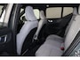 Volvo EX40 Performance Ultra 82 kWh - Panorama/schuifdak - IntelliSafe Assist & Surround - 360º Camera - Harman/Kardon audio - Adaptieve LED koplampen - Verwarmde voorstoelen, stuur & achterbank - Parkeersensoren voor & achter - Elektr. bedienb. voorstoelen met geheugen links - Draadloze tel. lader - Warmtepomp - Extra getint glas - Inklapbare trekhaak - 20' LMV