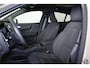 Volvo EC40 Performance Ultra 82 kWh - Panoramadak - IntelliSafe Assist & Surround - 360º Camera - Harman/Kardon audio - Adaptieve LED koplampen - Verwarmde voorstoelen, stuur & achterbank - Parkeersensoren voor & achter - Elektr. bedienb. voorstoelen met geheugen links - Draadloze tel. lader - Warmtepomp - Inklapbare trekhaak - 20' LMV