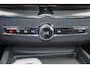 Volvo XC60 T8 Recharge AWD Ultra Black Edition Exec - Luchtvering - Panorama/schuifdak - IntelliSafe Assist & Surround - 360º Camera - Bowers & Wilkins audio - Adaptieve LED koplampen - Verwarmde voorstoelen, stuur & achterbank - Parkeersensoren voor & achter - Elektr. bedienb. voorstoelen met geheugen - Head up display - Draadloze tel. lader - Extra getint glas - Inklapbare trekhaak - 22' LMV