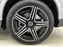 Mercedes-Benz GLC 300e 4MATIC Business Solution AMG | Advanced plus pakket | Nightpakket | Trekhaak | Middenconsole metaalstructuur | 20 inch vijfspaaks lichtmetalen AMG-velgen | URBAN GUARD Plus | Warmtewerend, donkergetint glas |
