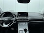 Hyundai Kona Electric EV Premium 64 kWh / SoH 100% / Dealer Onderhouden / 3-Fase / Origineel Nederlands / Apple CarPlay/Android Auto / Camera / Parkeersensoren Voor + Achter / Navigatie / Lederen Bekleding / Voorstoelen Elektrisch Verwarm/Verkoel/Verstelbaar / Climate Control /