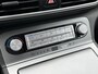 Hyundai Kona Electric EV Premium 64 kWh / SoH 100% / Dealer Onderhouden / 3-Fase / Origineel Nederlands / Apple CarPlay/Android Auto / Camera / Parkeersensoren Voor + Achter / Navigatie / Lederen Bekleding / Voorstoelen Elektrisch Verwarm/Verkoel/Verstelbaar / Climate Control /