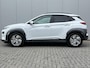 Hyundai Kona Electric EV Premium 64 kWh / SoH 100% / Dealer Onderhouden / 3-Fase / Origineel Nederlands / Apple CarPlay/Android Auto / Camera / Parkeersensoren Voor + Achter / Navigatie / Lederen Bekleding / Voorstoelen Elektrisch Verwarm/Verkoel/Verstelbaar / Climate Control /