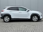 Hyundai Kona Electric EV Premium 64 kWh / SoH 100% / Dealer Onderhouden / 3-Fase / Origineel Nederlands / Apple CarPlay/Android Auto / Camera / Parkeersensoren Voor + Achter / Navigatie / Lederen Bekleding / Voorstoelen Elektrisch Verwarm/Verkoel/Verstelbaar / Climate Control /