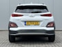 Hyundai Kona Electric EV Premium 64 kWh / SoH 100% / Dealer Onderhouden / 3-Fase / Origineel Nederlands / Apple CarPlay/Android Auto / Camera / Parkeersensoren Voor + Achter / Navigatie / Lederen Bekleding / Voorstoelen Elektrisch Verwarm/Verkoel/Verstelbaar / Climate Control /