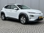 Hyundai Kona Electric EV Premium 64 kWh / SoH 100% / Dealer Onderhouden / 3-Fase / Origineel Nederlands / Apple CarPlay/Android Auto / Camera / Parkeersensoren Voor + Achter / Navigatie / Lederen Bekleding / Voorstoelen Elektrisch Verwarm/Verkoel/Verstelbaar / Climate Control /