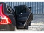 Volvo XC60 B4 Ultimate Bright | Adaptieve cruise | Panoramadak | Zwenkbare trekhaak | Head-up | Blis |