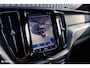 Volvo XC60 B4 Ultimate Bright | Adaptieve cruise | Panoramadak | Zwenkbare trekhaak | Head-up | Blis |