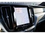 Volvo XC60 B4 Ultimate Bright | Adaptieve cruise | Panoramadak | Zwenkbare trekhaak | Head-up | Blis |