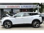 Peugeot 2008 1.2 Benzine 100 Pk Allure (ook in Blauw of zwart leverbaar) * Draadloos Aple Carplay / Android Auto * Climate & Cruise Control * Parkeersensoren Voor en Achter * Vingerhoets; Vierde Generatie Eersteklas Service. Al meer dan 100 jaar een begrip in de Brabantse Kempen