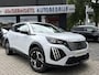 Peugeot 2008 1.2 Benzine 100 Pk Allure (ook in Blauw of zwart leverbaar) * Draadloos Aple Carplay / Android Auto * Climate & Cruise Control * Parkeersensoren Voor en Achter * Vingerhoets; Vierde Generatie Eersteklas Service. Al meer dan 100 jaar een begrip in de Brabantse Kempen