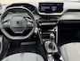 Peugeot 2008 1.2 Benzine 100 Pk Allure (ook in Blauw of zwart leverbaar) * Draadloos Aple Carplay / Android Auto * Climate & Cruise Control * Parkeersensoren Voor en Achter * Vingerhoets; Vierde Generatie Eersteklas Service. Al meer dan 100 jaar een begrip in de Brabantse Kempen