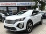 Peugeot 2008 1.2 Benzine 100 Pk Allure (ook in Blauw of zwart leverbaar) * Draadloos Aple Carplay / Android Auto * Climate & Cruise Control * Parkeersensoren Voor en Achter * Vingerhoets; Vierde Generatie Eersteklas Service. Al meer dan 100 jaar een begrip in de Brabantse Kempen