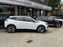 Peugeot 2008 1.2 Benzine 100 Pk Allure (ook in Blauw of zwart leverbaar) * Draadloos Aple Carplay / Android Auto * Climate & Cruise Control * Parkeersensoren Voor en Achter * Vingerhoets; Vierde Generatie Eersteklas Service. Al meer dan 100 jaar een begrip in de Brabantse Kempen