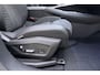 Peugeot E-3008 GT Avantage 210 73 kWh | Stoelverwarming voor/achter | 360 graden camera | Lederen/Alcantara bekleding | Apple/Android Carplay | Vehicle to load | Dodehoekdetectie | Autonomous emergency braking | Climate control | Memory seats | Stuurbediening | Navigatie