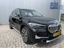BMW X1 xDrive20i High Executive X-line Trekhaak Navigatie Zwart Leder Stoelverwarming 19 Inch Velgen Parkeersensoren Led Koplampen Elektrische Achterklep Sportstoelen 8-traps Automaat 2000 kg geremd trekgewicht !