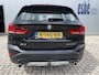 BMW X1 xDrive20i High Executive X-line Trekhaak Navigatie Zwart Leder Stoelverwarming 19 Inch Velgen Parkeersensoren Led Koplampen Elektrische Achterklep Sportstoelen 8-traps Automaat 2000 kg geremd trekgewicht !