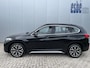 BMW X1 xDrive20i High Executive X-line Trekhaak Navigatie Zwart Leder Stoelverwarming 19 Inch Velgen Parkeersensoren Led Koplampen Elektrische Achterklep Sportstoelen 8-traps Automaat 2000 kg geremd trekgewicht !