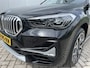 BMW X1 xDrive20i High Executive X-line Trekhaak Navigatie Zwart Leder Stoelverwarming 19 Inch Velgen Parkeersensoren Led Koplampen Elektrische Achterklep Sportstoelen 8-traps Automaat 2000 kg geremd trekgewicht !