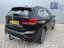 BMW X1 xDrive20i High Executive X-line Trekhaak Navigatie Zwart Leder Stoelverwarming 19 Inch Velgen Parkeersensoren Led Koplampen Elektrische Achterklep Sportstoelen 8-traps Automaat 2000 kg geremd trekgewicht !