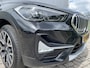BMW X1 xDrive20i High Executive X-line Trekhaak Navigatie Zwart Leder Stoelverwarming 19 Inch Velgen Parkeersensoren Led Koplampen Elektrische Achterklep Sportstoelen 8-traps Automaat 2000 kg geremd trekgewicht !