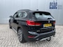 BMW X1 xDrive20i High Executive X-line Trekhaak Navigatie Zwart Leder Stoelverwarming 19 Inch Velgen Parkeersensoren Led Koplampen Elektrische Achterklep Sportstoelen 8-traps Automaat 2000 kg geremd trekgewicht !