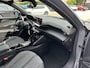 Peugeot 2008 1.2 Hybrid 145 PK Allure | Automaat | 2025 Auto | Navigatie | Keyless Entry / Start | Cruise Control | 360 Graden Camera | Parkeersensoren V+A | Hoge Zitpositie | Hybride Elektrisch rijden met Automaat | Climate Control | Stoelverwarming | LED Verlichting | 17" Lichtmetalen Velgen |