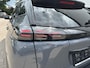 Peugeot 2008 1.2 Hybrid 145 PK Allure | Automaat | 2025 Auto | Navigatie | Keyless Entry / Start | Cruise Control | 360 Graden Camera | Parkeersensoren V+A | Hoge Zitpositie | Hybride Elektrisch rijden met Automaat | Climate Control | Stoelverwarming | LED Verlichting | 17" Lichtmetalen Velgen |