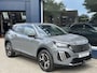 Peugeot 2008 1.2 Hybrid 145 PK Allure | Automaat | 2025 Auto | Navigatie | Keyless Entry / Start | Cruise Control | 360 Graden Camera | Parkeersensoren V+A | Hoge Zitpositie | Hybride Elektrisch rijden met Automaat | Climate Control | Stoelverwarming | LED Verlichting | 17" Lichtmetalen Velgen |