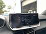 Peugeot 2008 1.2 Hybrid 145 PK Allure | Automaat | 2025 Auto | Navigatie | Keyless Entry / Start | Cruise Control | 360 Graden Camera | Parkeersensoren V+A | Hoge Zitpositie | Hybride Elektrisch rijden met Automaat | Climate Control | Stoelverwarming | LED Verlichting | 17" Lichtmetalen Velgen |