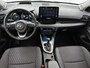 Toyota Yaris 1.5 Hybrid Style bi-tone | Head-Up Display| Parkeersensoren voor+achter | Dodehoek detectie | Draadloze telefoonlader | Keyless Entry/Start | Navigatie | Apple CarPlay/ Android auto |