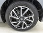 Toyota Yaris 1.5 Hybrid Style bi-tone | Head-Up Display| Parkeersensoren voor+achter | Dodehoek detectie | Draadloze telefoonlader | Keyless Entry/Start | Navigatie | Apple CarPlay/ Android auto |