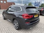 BMW X3 xDrive30d M-Sport High Executive Trekhaak Panoramadak Vol Leder Elektrische Stoelen Head-Up Display Harman Kardon Audio 20 Inch Velgen Life Cockpit Professional Driving Assist Plus Adaptieve Cruise Control Apple Carplay Andr Vol Opties BTW Auto 6-cilinder !