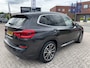 BMW X3 xDrive30d M-Sport High Executive Trekhaak Panoramadak Vol Leder Elektrische Stoelen Head-Up Display Harman Kardon Audio 20 Inch Velgen Life Cockpit Professional Driving Assist Plus Adaptieve Cruise Control Apple Carplay Andr Vol Opties BTW Auto 6-cilinder !