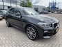 BMW X3 xDrive30d M-Sport High Executive Trekhaak Panoramadak Vol Leder Elektrische Stoelen Head-Up Display Harman Kardon Audio 20 Inch Velgen Life Cockpit Professional Driving Assist Plus Adaptieve Cruise Control Apple Carplay Andr Vol Opties BTW Auto 6-cilinder !