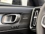 Volvo XC40 B4 AUT7 197PK Plus Dark | 20" Lichtmetalen velgen | Dakspoiler | Trekhaak semi elektrisch inklapbaar | Panoramadak | Elektrisch verstelbare voorstoelen | Lederen bekleding | Harman Kardon audio | Adaptieve Cruise Control met Pilot Assist | BLIS Dodehoekdetectie | Stoel- & Stuurwielverwarming