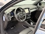 Volvo XC40 B4 AUT7 197PK Plus Dark | 20" Lichtmetalen velgen | Dakspoiler | Trekhaak semi elektrisch inklapbaar | Panoramadak | Elektrisch verstelbare voorstoelen | Lederen bekleding | Harman Kardon audio | Adaptieve Cruise Control met Pilot Assist | BLIS Dodehoekdetectie | Stoel- & Stuurwielverwarming